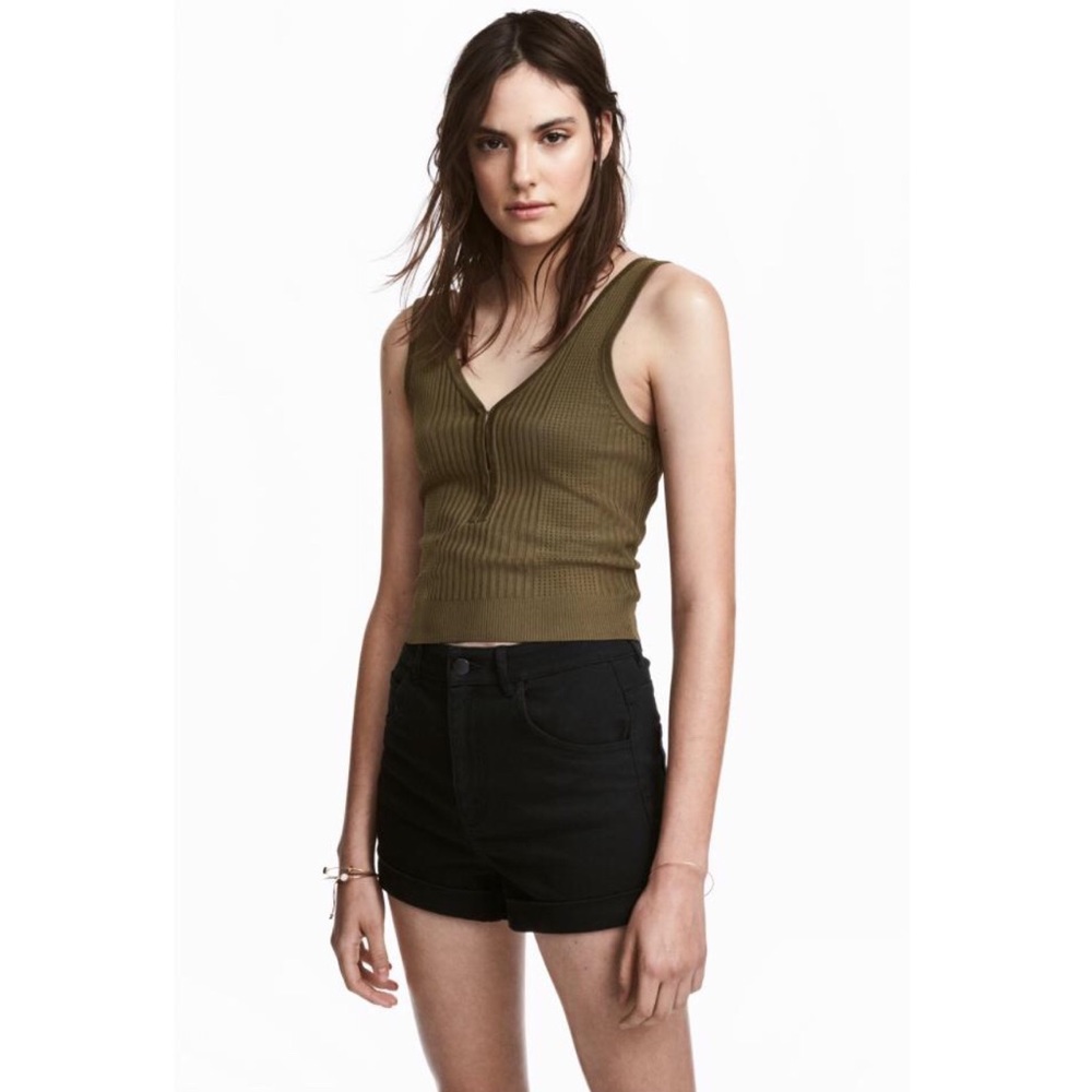 🎉NWOT. H&M pattern-knit olive green top. Size L